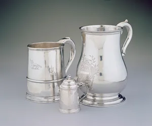 LtoR: Becher, 1725-35 von John Burt (1692-174546) Miniaturkrug, ca. 1757 von Samuel Edwards (1705-62) und Kanne, ca. 1760 von Benjamin Burt (1729-1805) aus Boston, Massachusetts